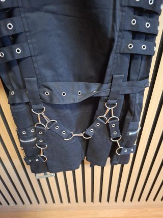 Vestido gótico negro con cremallera y hebillas