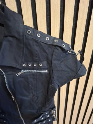 Vestido gótico negro con cremallera y hebillas