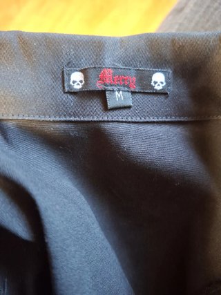 Vestido gótico negro con cremallera y hebillas
