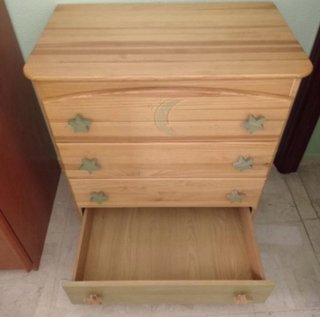 Mueble de madera con cajones