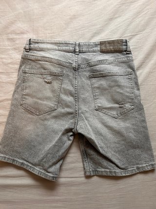 Bermuda Bershka gris desgastada