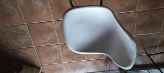Silla de plástico y madera blanca