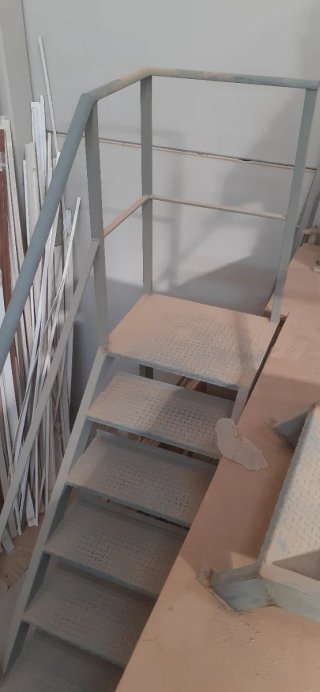2 Escaleras Metálicas con Pasamanos