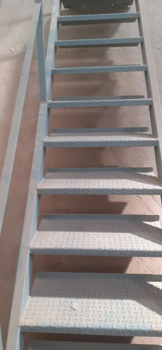2 Escaleras Metálicas con Pasamanos