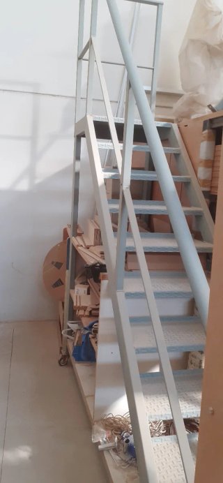 2 Escaleras Metálicas con Pasamanos