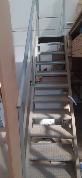 2 Escaleras Metálicas con Pasamanos