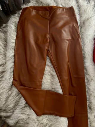 Pantalón efecto piel marrón