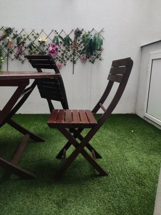 Mesa y 4 sillas de madera de teca para exterior