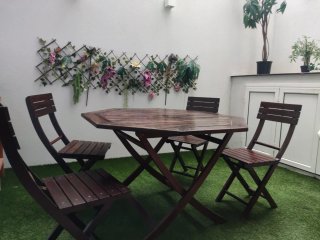 Mesa y 4 sillas de madera de teca para exterior