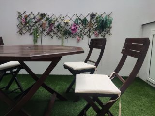 Mesa y 4 sillas de madera de teca para exterior