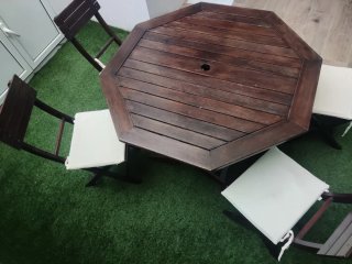 Mesa y 4 sillas de madera de teca para exterior