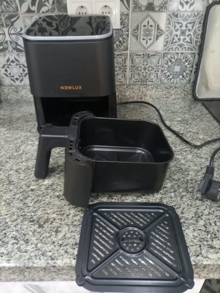 Freidora de aire Newlux negra