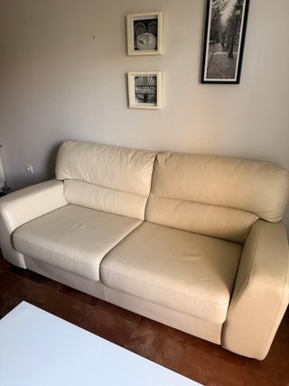 Sofá de piel beige