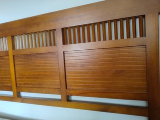 Cabecero de cama y mesilla de madera