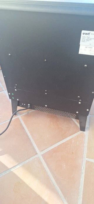 Chimenea eléctrica negra con detalles dorados