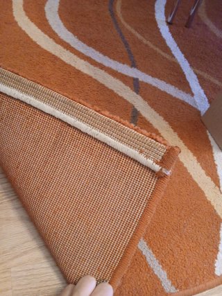 Alfombra naranja con diseño moderno