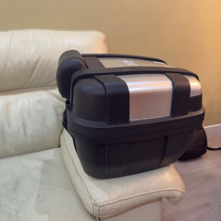 Baúl Givi Trekker 52L Negro/Plata