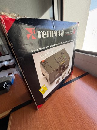 Proyector Reflecta Diamator AF con cargadores.