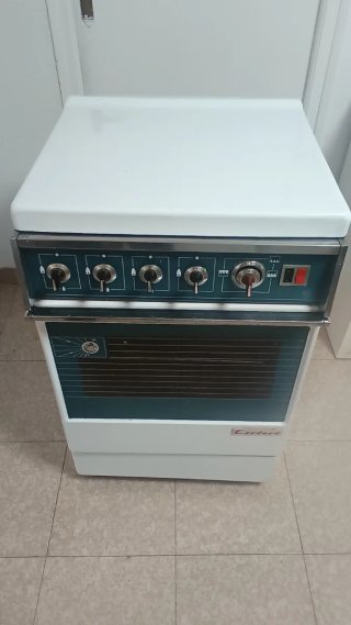 Estufa de gas Corbero blanca y verde con horno