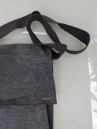 Bandolera Armani fieltro gris