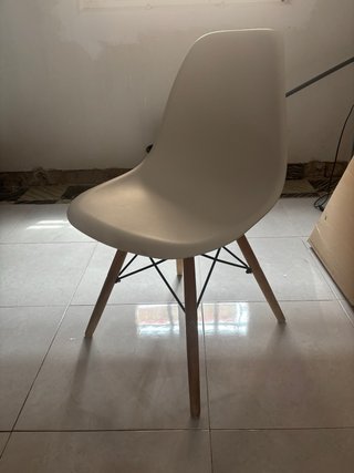 2 Sillas Blancas Plástico y Madera
