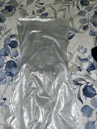 Vestido plateado con espalda abierta