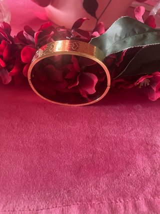 Bracciale placcato oro con motivo geometrico