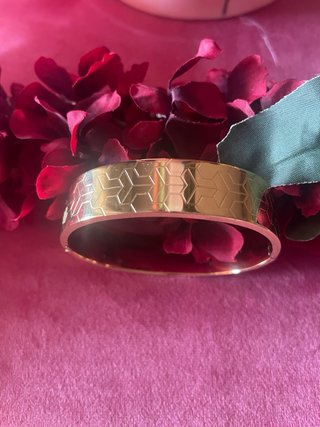 Bracciale placcato oro con motivo geometrico
