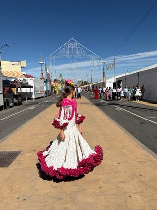 Vestido de gitana blanco , fucsia y negro .