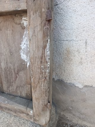 Ventana pequeña o ventanuco de madera rústica
