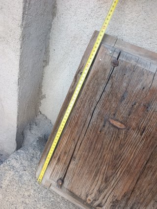 Ventana pequeña o ventanuco de madera rústica