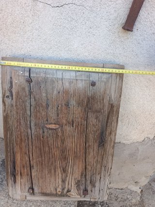 Ventana pequeña o ventanuco de madera rústica