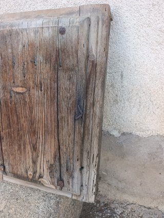 Ventana pequeña o ventanuco de madera rústica