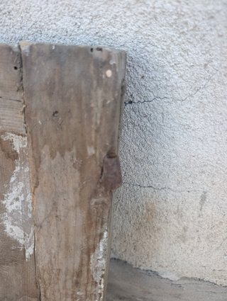 Ventana pequeña o ventanuco de madera rústica