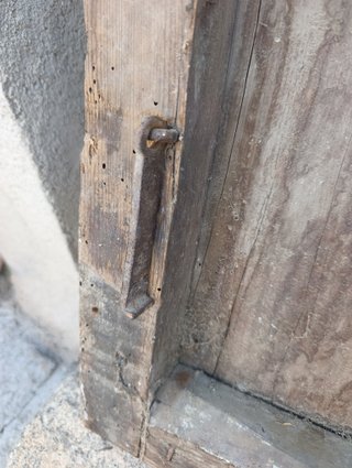 Ventana pequeña o ventanuco de madera rústica