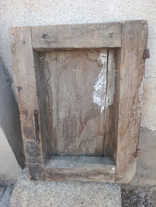 Ventana pequeña o ventanuco de madera rústica