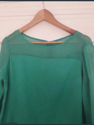 Blusa verde semitransparente manga larga