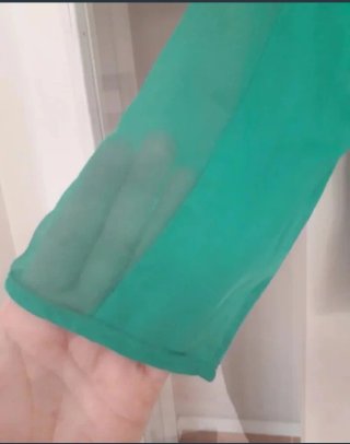Blusa verde semitransparente manga larga