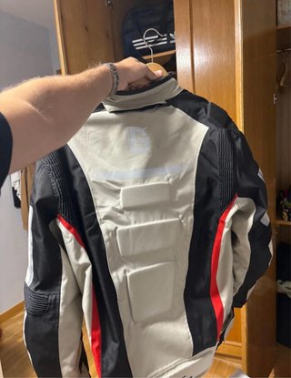 Mono de moto + Casco de regalo