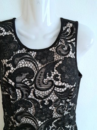 Abito smanicato nero in pizzo