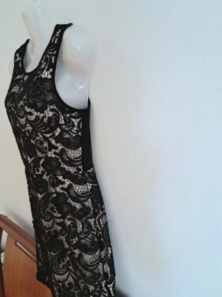 Abito smanicato nero in pizzo