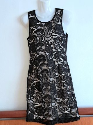 Abito smanicato nero in pizzo