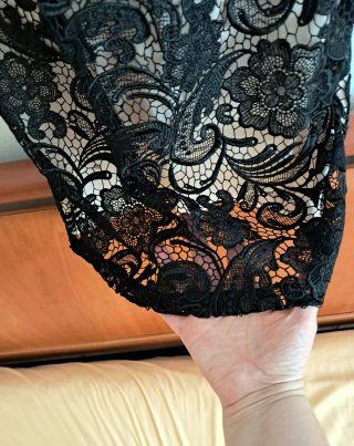 Abito smanicato nero in pizzo