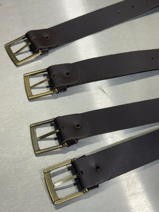 Correas de cuero marrones con hebilla dorada