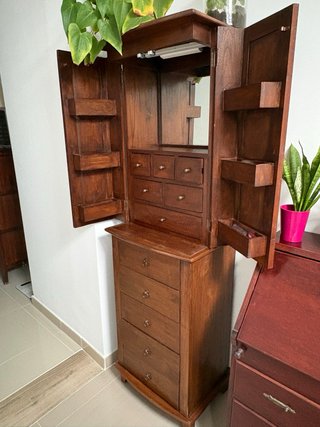 Cómoda de madera con cajones