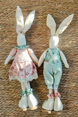 2 conejos de tela decorativos