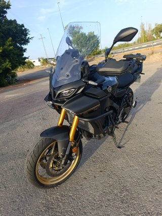 Yamaha Tracer 9 GT Negra y Dorada