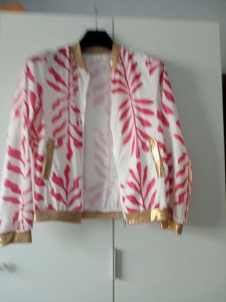 Cazadora bomber estampada hojas. T. S/M.