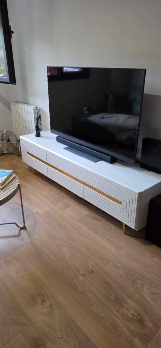 Mueble TV blanco y dorado