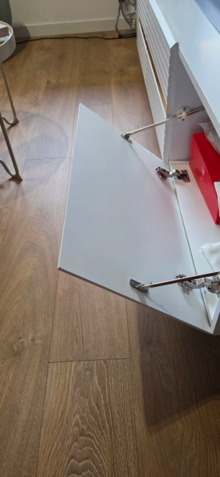 Mueble TV blanco y dorado